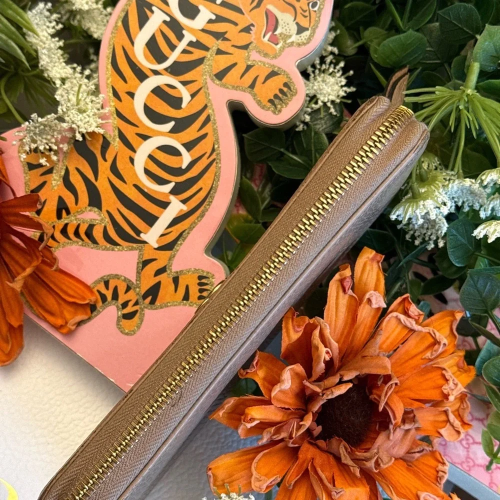 Gucci  Leather Zip Around Wallet. - Picture 8 of 14